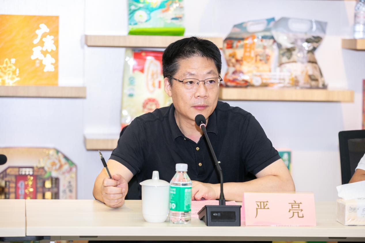 南方报业传媒集团编委,南方农村报社党委书记、主编严亮。 南方报业传媒集团编委,南方农村报社党委书记、主编严亮。